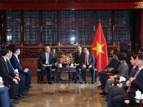 Chủ tịch Quốc hội Vương Đình Huệ tiếp các tập đoàn lớn của Trung Quốc