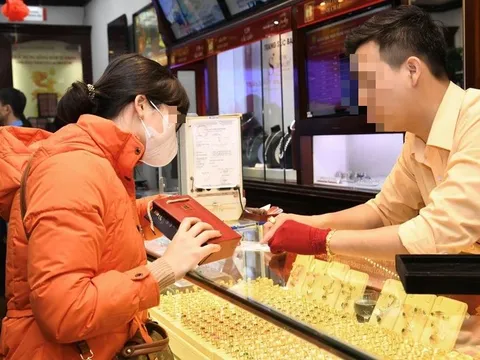 Mang vàng đi bán bị đại lý trừ tiền vì 1 lỗi, nguyên nhân vì sao và nên giải quyết thế nào?