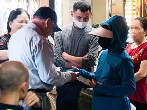 Giá vàng tăng phi mã, người dân mua bán trao tay ngay ngoài cửa tiệm