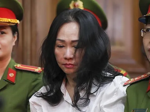Hình ảnh bà Trương Mỹ Lan cùng các bị cáo trước giờ tuyên án