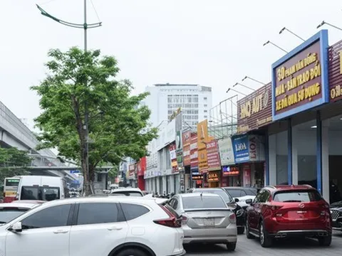 Showroom ở Hà Nội biến vỉa hè thành nơi mua bán ô tô