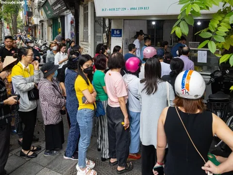 Người Hà Nội xếp hàng gần 2 tiếng chờ mua bánh trôi, bánh chay ngày Tết Hàn thực