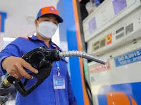 Giá xăng điều chỉnh nhẹ, giá dầu tăng mạnh