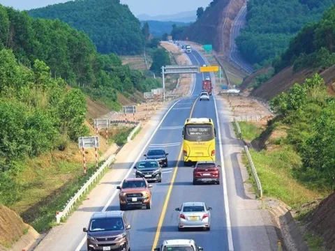 Thủ tướng: Lập các điểm dừng nghỉ tạm thời trên cao tốc 2 làn dịp nghỉ lễ