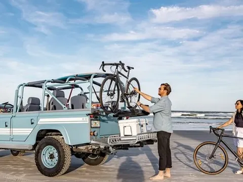 Chiếc Land Rover Defender này dễ hút khách đi chơi biển: Như nhà nghỉ di động, nhiều đồ chơi để 'quẩy', giá quy đổi 6,3 tỷ