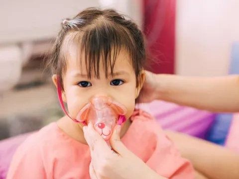 Trẻ bị bệnh hô hấp khi giao mùa có nên tự ý sử dụng kháng sinh?