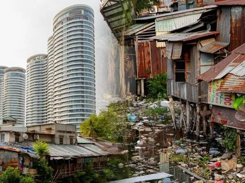 Cảnh trái ngược ở TP.HCM: Dưới những tòa cao ốc là "khu ổ chuột" chắp vá, chênh vênh