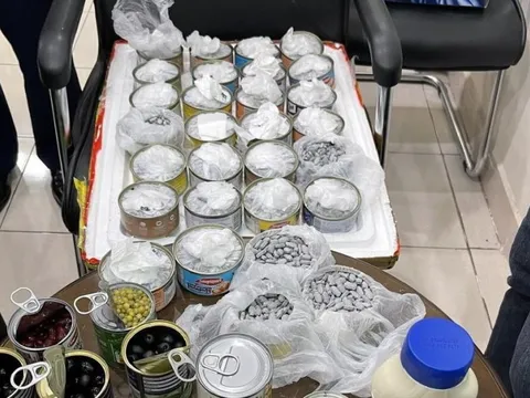 Cảnh sát mật phục, phát hiện bí mật khủng khiếp bên trong chiếc thùng xốp