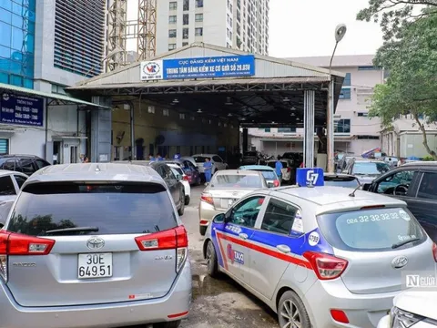 Hà Nội: Hàng dài ô tô lại nối đuôi nhau chờ đăng kiểm