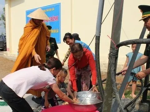 Những giọt nước nghĩa tình trong mùa khô hạn nơi vùng biên giới