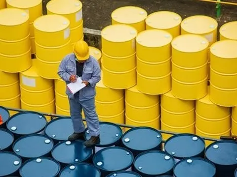 Giá dầu thô suy yếu nhẹ trước áp lực vĩ mô