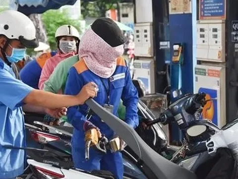 Giá xăng tăng, RON 95 chính thức vượt 25.000 đồng/lít