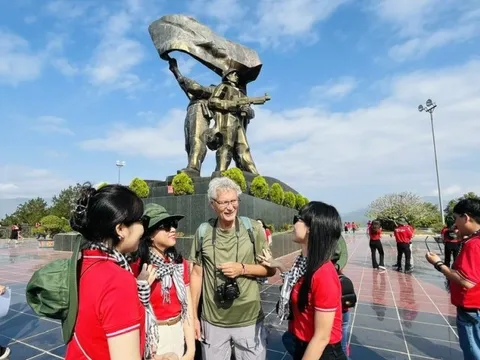 Những “cầu nối” đưa du khách đến với Điện Biên