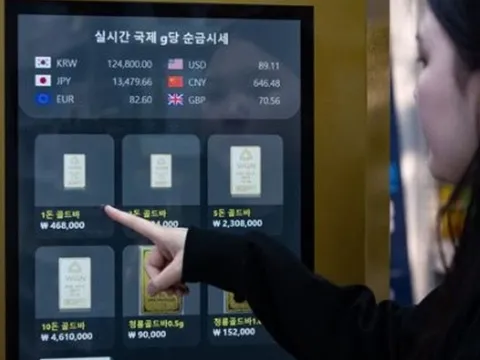 Giới trẻ Hàn Quốc "phát cuồng" với vàng: túi tiền eo hẹp chỉ chọn vàng miếng 1 gram, đổ xô mua từ máy bán tự động thay vì đến cửa hàng