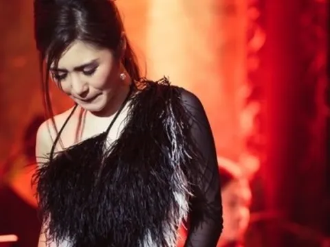 Hương Tràm phải vay nợ trước khi qua Mỹ