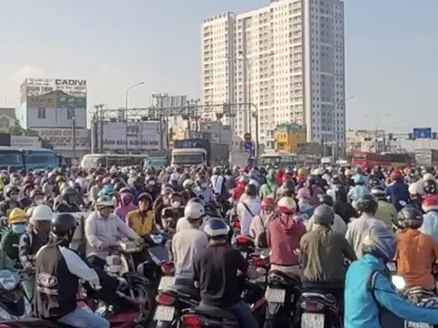 CLIP: Giao thông hỗn loạn trên đường Mỹ Phước - Tân Vạn