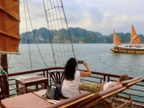 Chưa nghỉ lễ đã 'cháy' tour du thuyền vịnh Hạ Long
