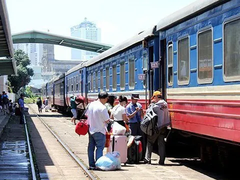 Du lịch đường bộ, đường sắt "lên ngôi" dịp nghỉ lễ 30/4 - 1/5