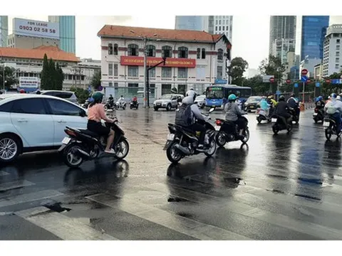 TP HCM: "Mưa vàng" vào sáng sớm, nhiều người bị té ngã