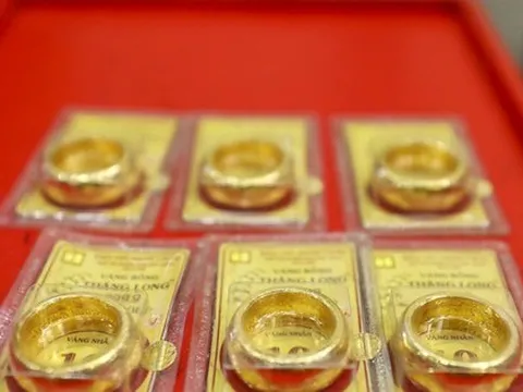 Nhiều cửa hàng 'treo biển' thông báo hết sạch vàng nhẫn