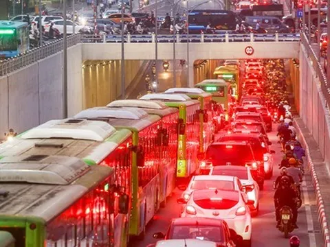 Xe buýt 'chôn chân', ô tô nhích từng chút giữa cơn tắc đường ở Hà Nội trước ngày nghỉ lễ