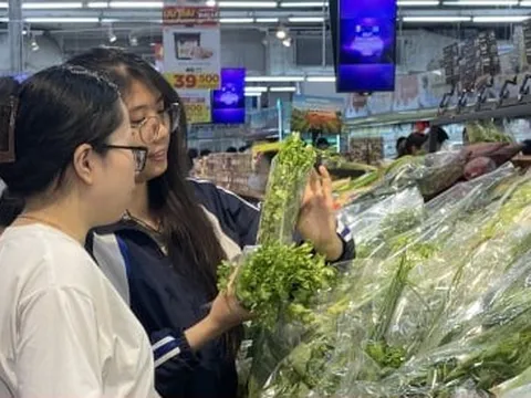 Siêu thị tích hàng, khuyến mại rầm rộ hút khách mua sắm dịp nghỉ lễ 30/4