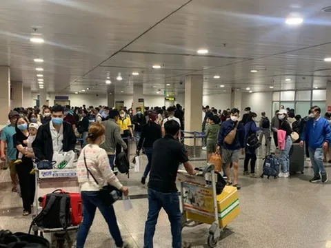 Nhiều người đổi lịch trình nghỉ lễ vì giá vé máy bay cao