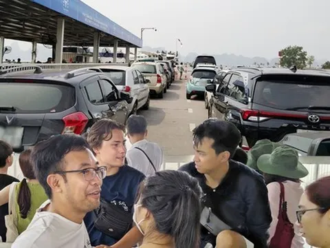 Ngày đầu nghỉ lễ 30/4: Du khách đổ về Cát Bà, ô tô xếp hàng dài chờ 3 - 4 tiếng tại bến phà