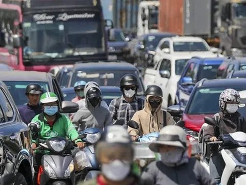 Nắng đổ lửa, mệt mỏi vì kẹt 'không lối thoát' ở TPHCM ngày đầu nghỉ lễ 30/4