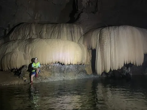 Cận cảnh rèm thạch nhũ khổng lồ đẹp "mê hồn" trong hang động mới phát hiện ở Quảng Bình