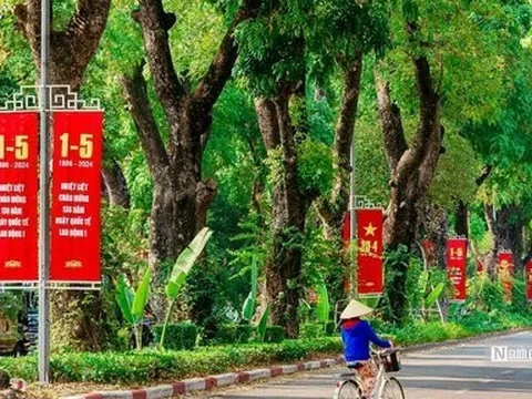 Hà Nội rực rỡ cờ hoa chào mừng dịp lễ 30/4 và 1/5