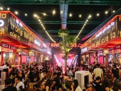 Khách đặt trước cả tháng, quán ăn ở Hà Nội kín chỗ dịp nghỉ lễ 30/4