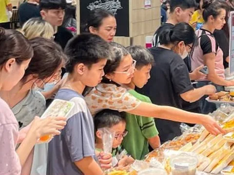 Dòng người đi mua sắm xuyên trưa, trung tâm thương mại Hà Nội tấp nập không ngớt