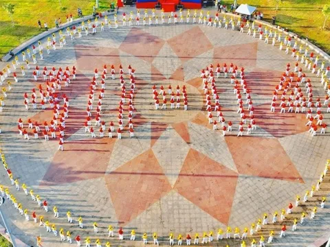 Phụ nữ tỉnh Đồng Nai xếp hình khổng lồ chào ngày lễ 30/4