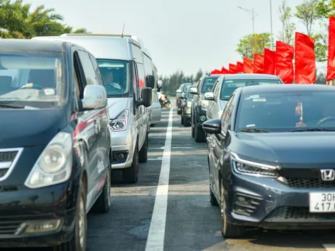 Phà sang Cát Bà tắc hàng km, du khách chờ 3 tiếng trong nắng nóng, nhiều người quyết định bỏ về