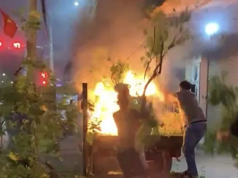 CLIP: Người đàn ông đốt nhiều xe máy trên xe tải chuyên dụng của CSGT ở Đồng Nai