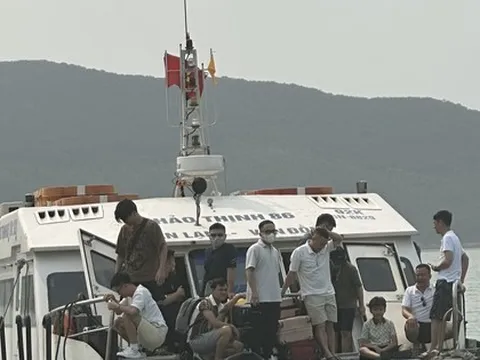 Gần 2.000 du khách đang mắc kẹt trên biển Vân Đồn - Quan Lạn