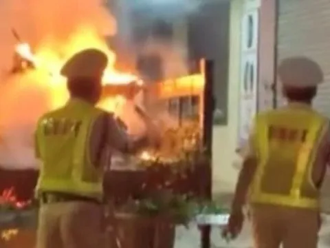 Tin mới vụ vi phạm nồng độ cồn, trèo lên thùng xe cảnh sát đốt 4 xe máy