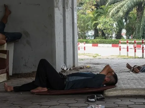 Hà Nội: giữa trưa, người lao động nằm vạ vật dưới gầm cầu để tránh cái nắng như nung