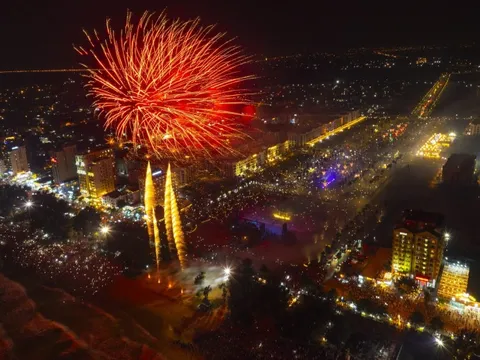 Dòng người nườm nượp đổ về Quảng trường biển xem Lễ hội biển Sầm Sơn