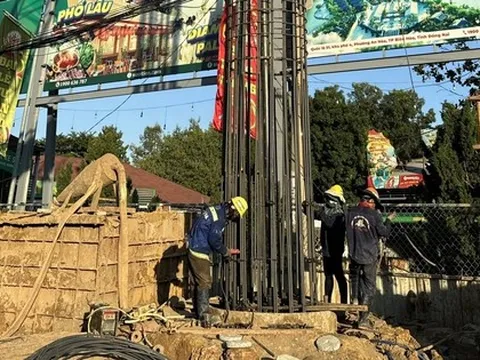 Đội nắng thi công xuyên lễ công trình cầu bộ hành của tuyến Metro số 1