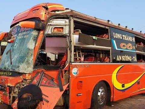 CLIP: 2 xe khách chở trên 50 người tông nhau, nhiều người thương vong