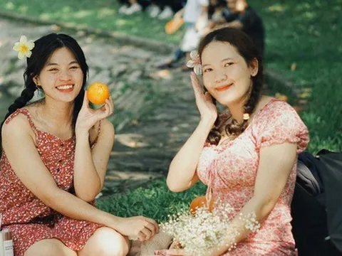 Mang đồ cắm trại ở Thảo Cầm Viên, trốn cái nóng 40 độ C của TP.HCM