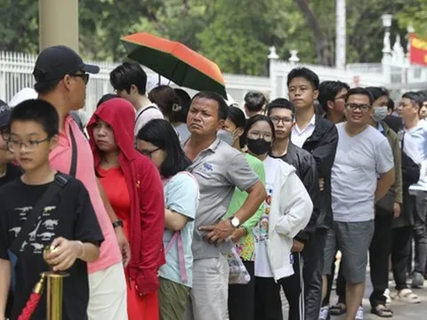 Người dân xếp hàng dài chờ vào Dinh Độc lập sáng 30/4