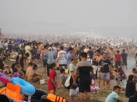 Du khách ùn ùn đổ về, biển Sầm Sơn ken đặc người