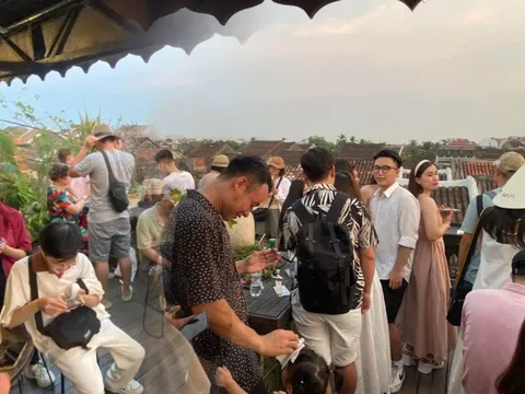 Hội An nắng nóng gần 40 độ C: Khách du lịch vẫn đông nghịt từ phố cổ ra đến biển khơi, check-in tầm này không dính người thì đúng là cao thủ!