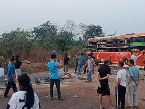 2 xe khách tông nhau, 1 người chết, nhiều người bị thương