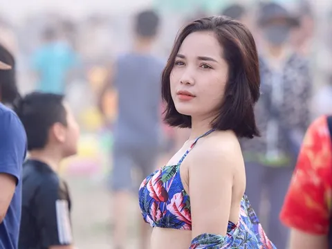 Bãi biển Sầm Sơn ken đặc người đổ về giải nhiệt, du khách nói 3 lý do quyết lựa chọn nơi này