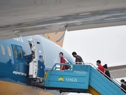 Giá vé máy bay ‘hạ nhiệt’ giữa lúc cao điểm