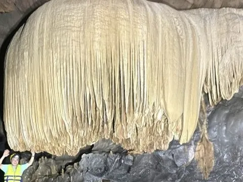 Phát hiện hang động đẹp tại Quảng Bình có “rèm thạch nhũ” lớn